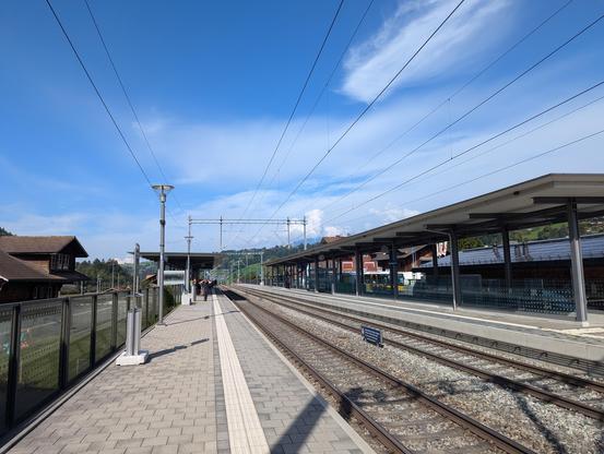 La gare de Reichenbach im Kandertal, le ciel est bleu.