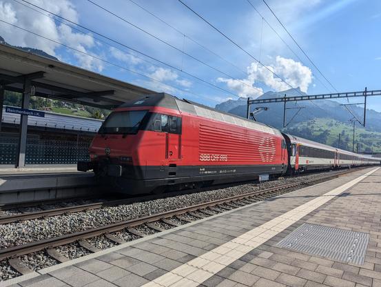 Un Re460 tracte des EW-IV et passe la gare de Reichenbach im Kandertal