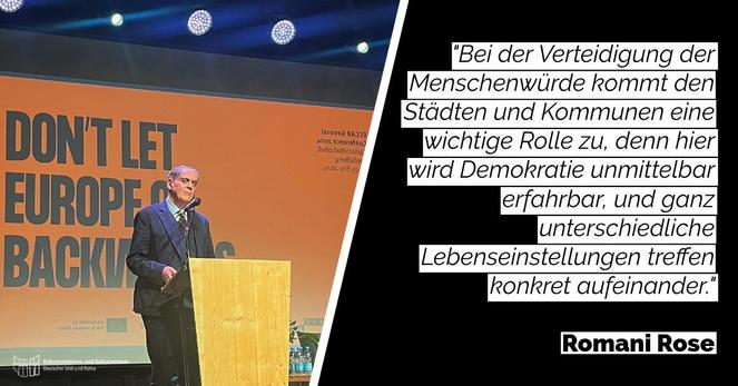 Bild von Romani Rose, er steht während eines Grußwortes an einem Rednerpult auf einer Bühne. Zitat im Bild: "Bei der Verteidigung der Menschenwürde kommt den Städten und Kommunen eine wichtige Rolle zu, denn hier wird Demokratie unmittelbar erfahrbar und ganz unterschiedliche Lebenseinstellungen treffen konkret aufeinander."