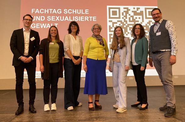 Gruppenbild. Von links nach rechts: Dennis Jung (BM), Michelle Stowasser (PL), Astrid Pössiger (PL), Kerstin Claus (UBSKM), Marina Hoffmann (PL), Katja Waligora (PL), Jörg von Irmer (PL)
