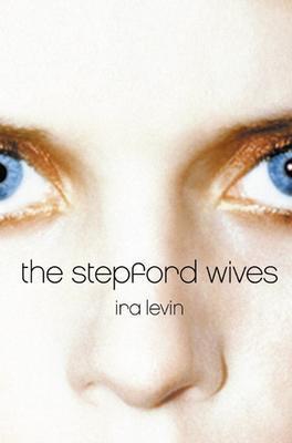 Couverture de The Stepford Wives d'Ira Levin. La couverture présente un plan très rapproché du visage d'une femme blanche aux yeux bleus. On ne voit rien d'autre que sa peau, une partie de ses yeux et son nez (aucun cheveux).
