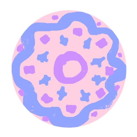 Plato rosa claro con un círculo pobremente dibujado en morado claro en el centro, unos rombos pobremente dibujados en azul añil a su alrededor, y unos cuadrados morados pobremente dibujados por detrás intercalados con los rombos, una línea ondulante añil rodeando todo y unos circulitos morados en las hendiduras de las ondulaciones de la línea.