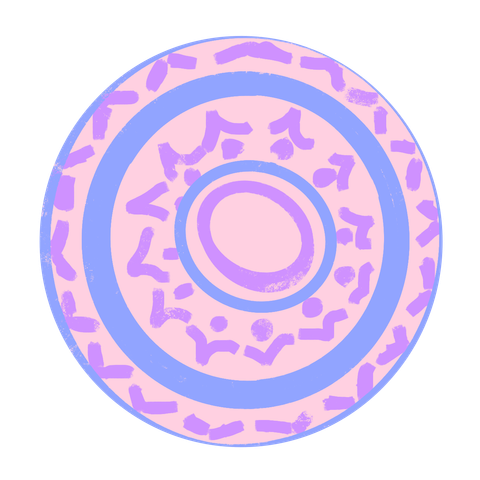 Plato rosa claro con un par de círculos concéntricos en morado y añil en su centro, unas decoraciones moradas floridas (flor con un par de hojitas que forman una v), rodeadas por un círculo en añil, rodeadas a su vez por hojas moradas de par en par con forma de v, rodeado todo por un círculo añil.