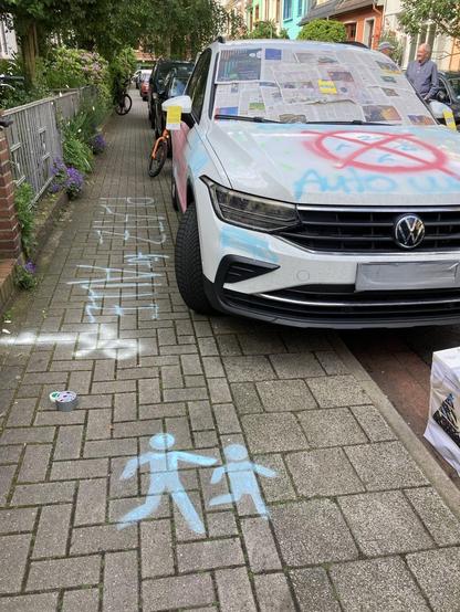 Ein Fahrzeug lässt nur 80 cm Platz beim aufgesetzten Karten in der Bremer Neustadt. 