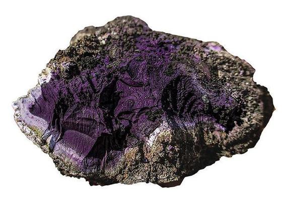 Piedra con un fragmento púrpura.