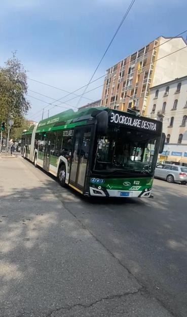 green articulated trolleybus that says 90 Circolare Destra on its sign.