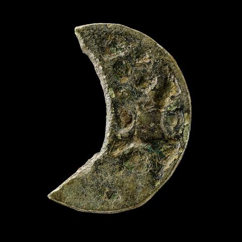 Gewandspange in Halbmond-Form aus der Wüstung Nordhusen, Stadt Haldensleben. 