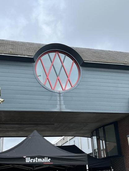 Logo van de Trappist van Westmalle aan de ingang van de brouwerij. 