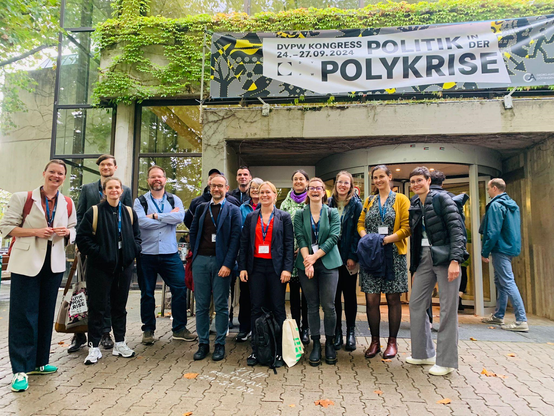 Foto der Politikwissenschaftlerinnen und Politikwissenschaftler der Universität Duisburg-Essen beim DVPW-Kongress 2024 in Göttingen.