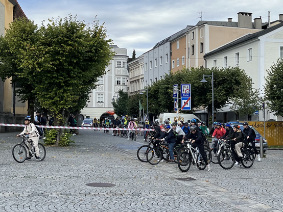 Radfahrende Kinder mit Polizeibegleitung