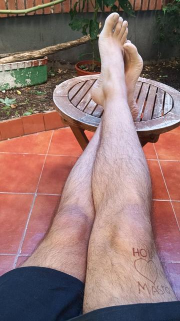 Piernazas, finas pero elegantes, de formas renacentistas. El vello justo para ser atractivo. En un mulo escrito "hola masto" y un sugerente corazón