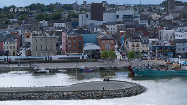 Long beaches, spectacular cliffs, lonely mountains: Rosslare in the southeast over the capital Dublin to the Howth peninsula is probably the most beautiful train route in the Republic of Ireland.

Contributors:
Directed by Ildico Wille
Directed by Kirsten Ruppel