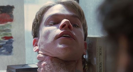 Una manos cogiendo bien de cuello que lo deja sin aire. 