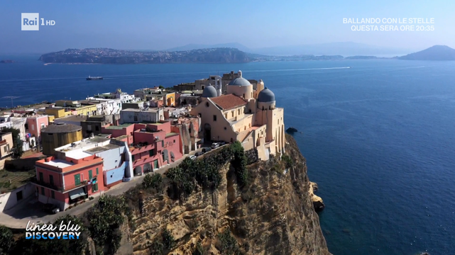 Fabio Gallo will accompany the public to discover Procida, a real jewel of the Phlegraean archipelago and an example of how fishing has been able to innovate in favor of the repopulation of a particular resource, sea urchin. The cameras will show the first hedgehog farm in Italy, immersing themselves in the clear waters of the island. We will talk about how fishing can become an experience for everyone, thanks to fishing tourism