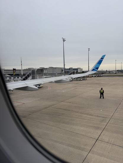 Vu intérieure d’un avion depuis un hublot vers la piste, avant le décollage 