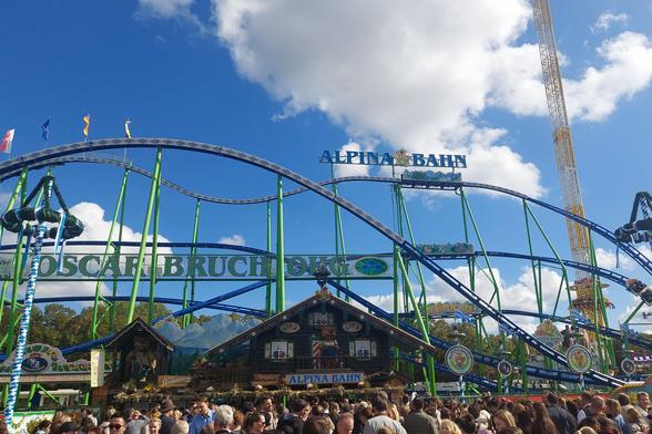 Die Alpinabahn, eine Achterbahn, auf dem Oktoberfest.
