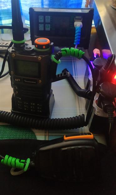 На фото портативная радиостанция Quansheng uv-k5 (8) с подключенной тангентой и питанием от солнечной электро системы по проводу автомобильного адаптера для прикуривателя.