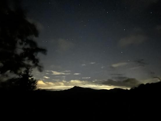 Noche fría y estrellada en las montañas.