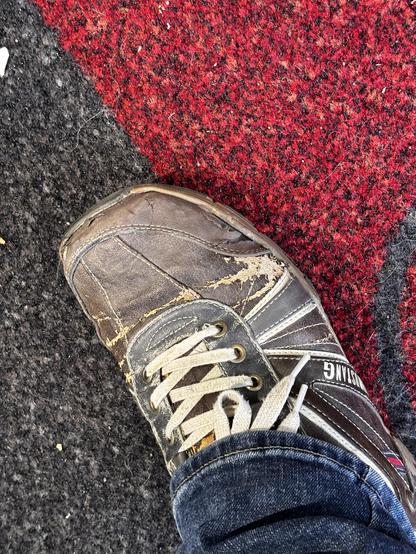 Kaputte Schuhe. Oberleder platzt ab. Sohle löst sich. Links und rechts Löcher an den Seiten. Löcher vorne.