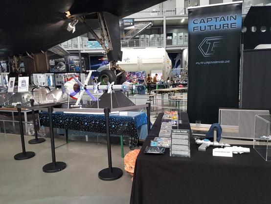 Blick vom Stand auf das 1,60 m große geniale COMET-Modell... zu sehen sind links das Modell und rechts der Stand mit dem schwarz-blauen Futuremania-Rollup im Hintergrund