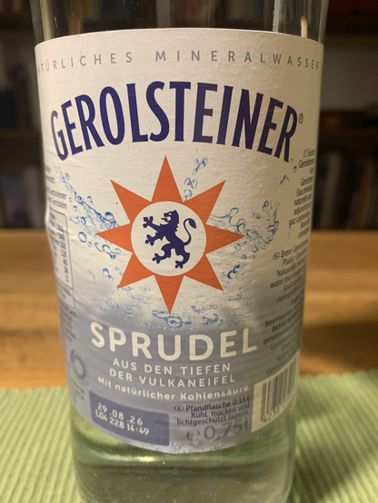 Etikett einer Gerolsteiner-Flasche mit dem typischen Stern (die Spitzen liegen auf den Ecken eines Achtecks)