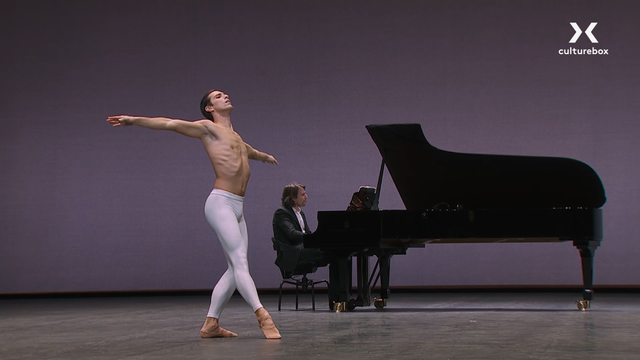 Patrick Dupond (1959-2021) was the undisputed star of the Paris Opera Ballet. A vocation ingrained in his body since childhood, immense technical abilities, and a remarkable sense of interpretation. The young prodigy was named étoile in 1980, at the age of 21, in Vaslaw, the eponymous role that choreographer John Neumeier created for him. It was precisely by programming – among other things – this piece that the Paris Opera paid tribute to him in February 2023 during three exceptional evenings.

This film-witness can be seen as an initiation to academic art and the French style. As proof, the series of Studies signed in 1948 by the Dane Harald Lander, who directed the Ballet School of the Opera