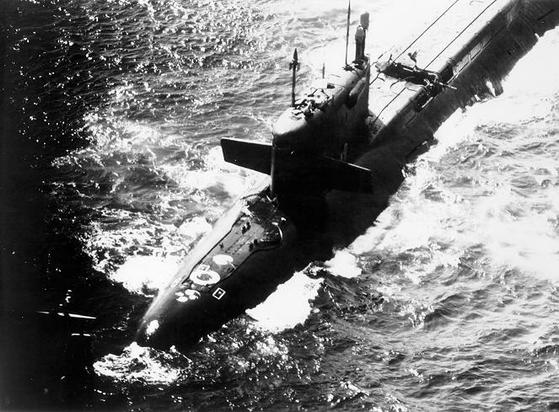 Von Explosion beschädigtes Raketensilo der K-219
Quelle: US Navy-Photo: http://dodimagery.afis.osd.mil/imagery.html#a=search&s=yankee&chk=6cffc&n=90&guid=d97794265cadb192b9c4d529d55b38ff2a96fe56
Lizenz: Public Domain