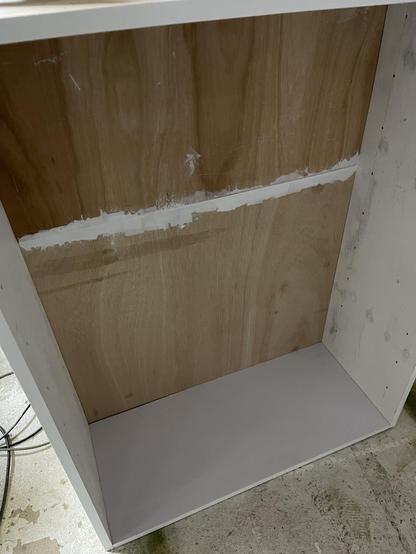 The rear wall is complete. The joint seam is filled in with wood filler, needs finishing!