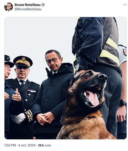 Photo: Retailleau les mains croisés avec le préfet et le directeur de la police dans son département ce vendredi 4 octobre, à La Roche-sur-Yon, avec des policiers et un chien policier qui ouvre la gueule avec des yeux grands ouverts au premier plan