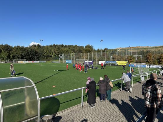Blick auf einen Fußballplatz bei Sonnenschein