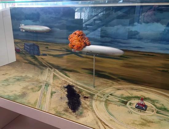 Drei Phasen des Unglücks des Zeppelins.
Anflug, Explosion und abgebranntes Wrack am Boden. 
