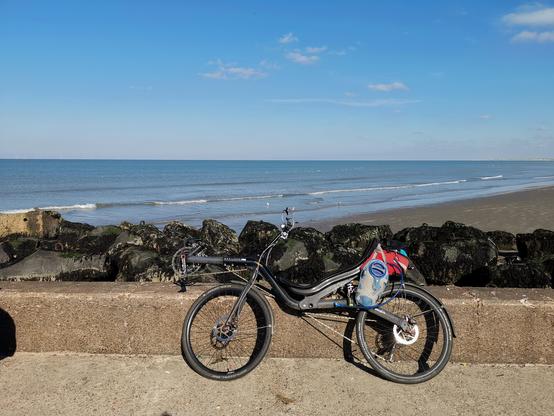 Ligfiets op de pier van Hoek van Holland, op de achtergrond strand en zee.