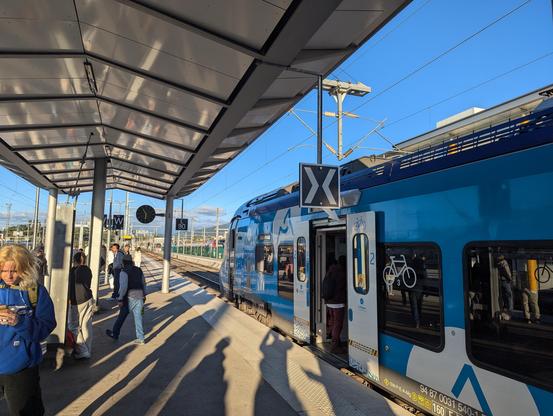 Un Regiolis aux couleurs bleues de la région AuRA à quai à Annemasse. Il est en provenance de Bellegarde et à destination de St Gervais les Bains. Un soleil d'octobre projette de longues ombres en cette fin d'après-midi.