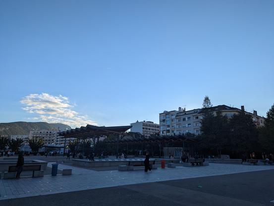 Une place dans le centre-ville d'Annemasse en fin de journée