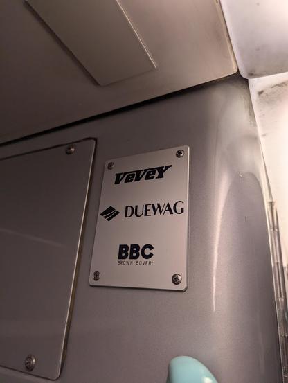 La plaque indiquant les fabricants du tram: Vevey, Duewag et Brown Bovery