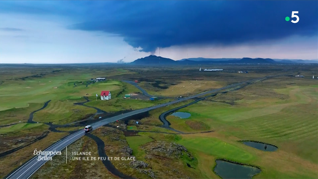 Iceland, lost in the cold waters of the Atlantic a few kilometers from the polar circle, is a country of volcanoes and glaciers. Sophie Jovillard will discover the complex relationship between fire and ice, so characteristic of the island, and how the inhabitants adapt to this land in perpetual movement.