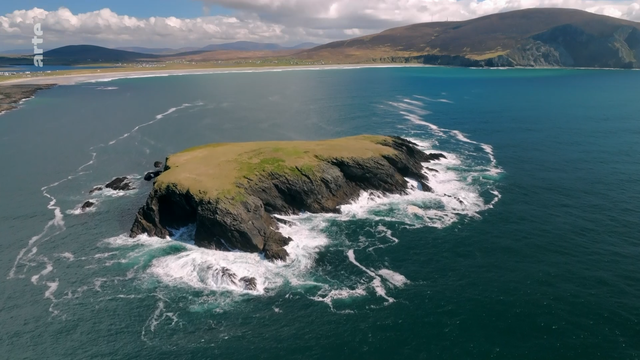 The documentary explores Ireland's coasts with breathtaking images, the most modern graphic means and a gripping narrative style. It leads to the harsh beauty of this original cliff landscape, which is home to a rich biodiversity. From early Christian sites to forgotten shipwrecks, the Irish coast holds numerous secrets and surprises.
A fascinating journey along Ireland's coasts: with breathtaking images, the latest graphic design tools and a gripping narrative style, the documentary explores the harsh beauty of this original cliff landscape, which is home to a rich biodiversity. From early Christian sites to forgotten shipwrecks, the Irish coast holds numerous secrets and surprises. The journey begins in Malin Head, the northernmost tip of Ireland. Graphic representations illustrate the origins of the Irish coast millions of years ago. With spectacular drone shots, we continue into the moorlands of Connemara. In the Cois Fharraige coastal area, an expert tells the exciting story of the first settlements and explainshow people survived here and made a living as traditional boat builders, sea salt producers, pirates and pilgrims. The effects of climate change on the Irish coastal landscape are also dealt with; at the end of the trip is the Beara Peninsula, where an old Atlantic rainforest comes to life.