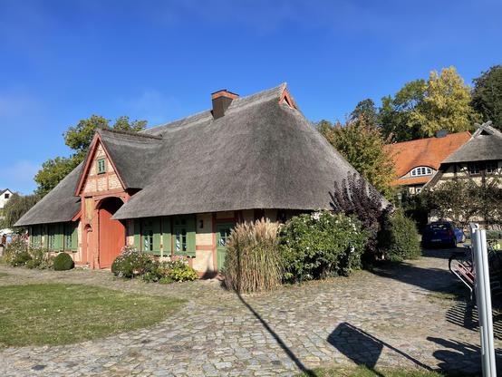 Reetgedecktes altea Bauernhaus in Kessin.