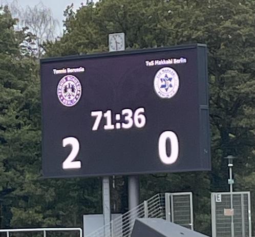 Anzeigetafel im Stadion. 2:0 führt Tebe in der 71. Minute 