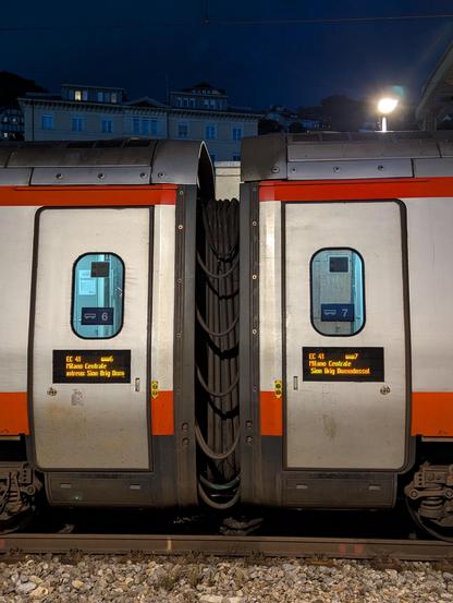EuroCity 41 Genève Milan en gare de Montreux. Gros plan sur les deux portes argentées et rouges et l'intercirculation.