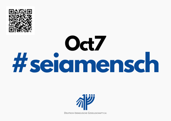 Bild mit QR-Code in der linken oberen Ecke. Weißer Hintergrund. In schwarzer Schrift steht Oct7, darunter in blauer Schrift  #seiamensch. Unten mittig das Symbol der Deutsch-Israelischen Gesellschaft
