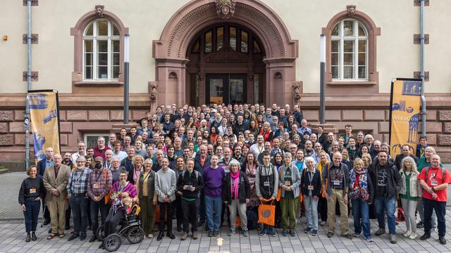 Eine Gruppe von ca. 132 Wikipedianer:innen vor dem #Heimathafen in Wiesbaden.