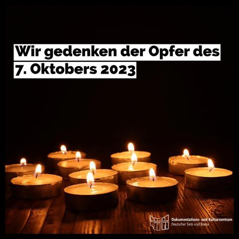 Brennende Teelichter vor schwarzem Hintergrund. Text im Bild: Wir gedenken der Opfer des 7. Oktobers 2023.