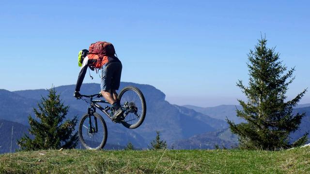 VTT en équilibre sur la roue avant pour faire un virage un peu serré ! On appelle ça noser !