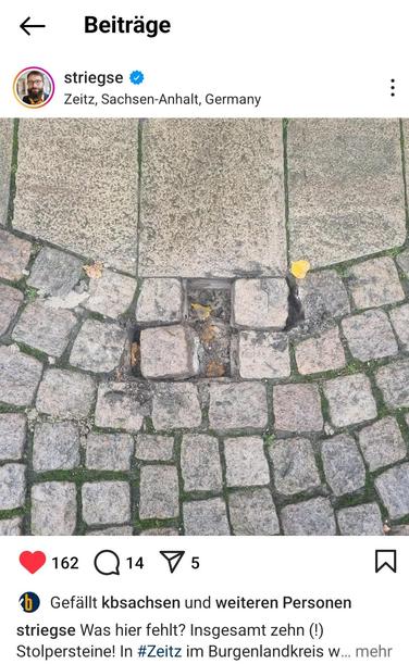 Post mit Foto von den in Zeitz aus dem Straßenpflaster herausgebrochenen und entwendeten Stolpersteinen.
