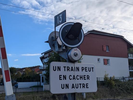 Panneau "un train peut en cacher un autre"