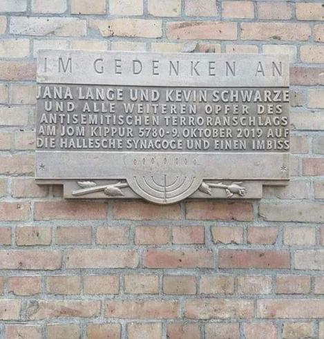 Gedenktafel zur Erinnerung an den Anschlag von Halle am 9. Oktober 2019.