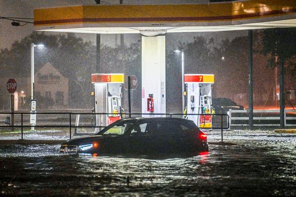 Een auto omsloten door water in Brandon, FL (vertaald uit het Noors: En bil er fanget av vannmassene i byen Brandon i Florida.)

Foto: MIGUEL J. RODRIGUEZ CARRILLO / AFP