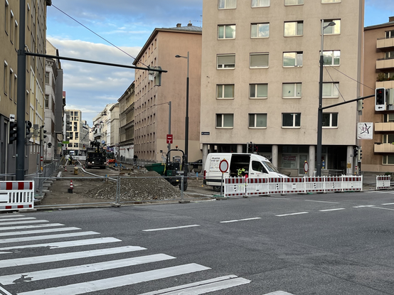 Baustelle auf der Landgutgasse in Inner-Favoriten, vorläufige Ausführung des neuen Radwegs, Baumaschinen