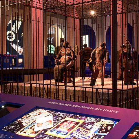 Blick auf die Zentralinstallation der Ausstellung, in etwa lebensgroße haitianische Vodoo-Figuren. © LDA Sachsen-Anhalt, A. Hörentrup.